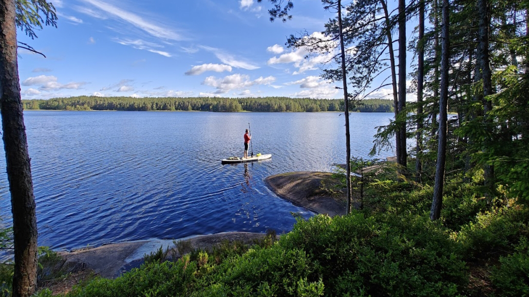 Suppailija Teijon kansallispuistossa Matildanjärvellä aurinkoisena tyynenä päivänä.